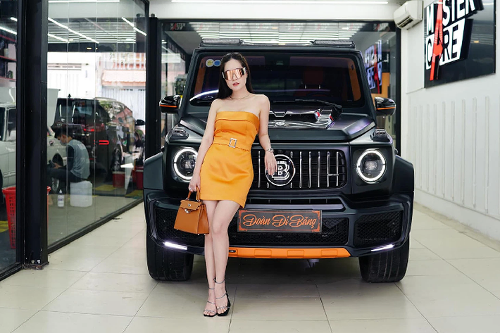 Sức mạnh của động cơ được truyền tới bánh thông qua hộp số tự động 9 cấp mới nhất của hãng Mercedes-Benz, nhờ đó, "ông vua địa hình" Mercedes-AMG G63 Edition 1 chỉ cần thời gian 4,5 giây để tăng tốc lên 100 km/h từ vị trí đứng yên trước khi đạt vận tốc tối đa 220 km/h. Mức giá xe Mercedes-AMG G63 Edition-1 khoảng hơn 13 tỷ đồng.