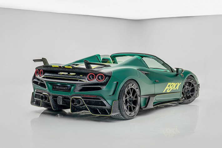 Phần đầu xe Ferrari F8 Spyder mui trần làm mới với ốp cản trước chia hai hốc hút gió lớn thành các hốc gió nhỏ hơn, nối liền với líp cản trước bằng cánh chia gió. Hai bên hông của cản trước tích hợp vây cá nhỏ.