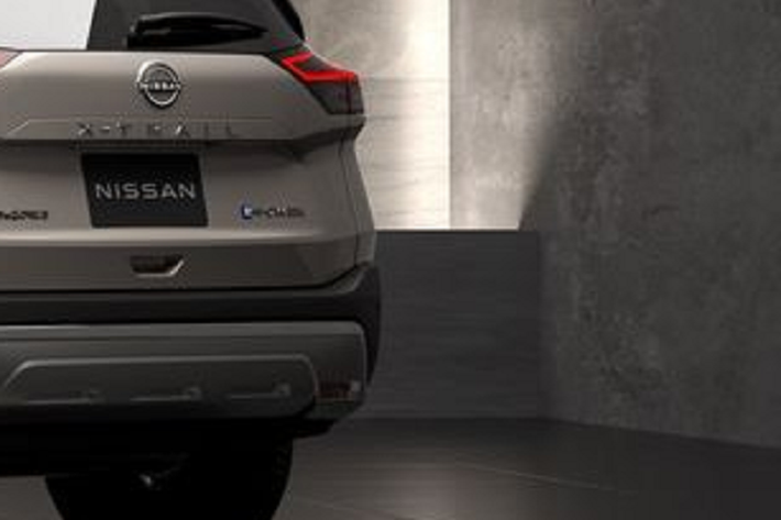 Những tiện ích nổi bật trên xe gồm hệ thống âm thanh cao cấp của Bose, ổ cắm điện 100V AC với công suất tối đa 1.500 W và nhiều tùy chọn vật liệu bọc (vải đen, da Nappa, Tailor Fit và vật liệu Cell-Cloth chống thấm nước). Phiên bản 2WD có cấu hình 5 chỗ, nội thất bọc vải và da Nappa. Các biến thể Nissan X-Trail 4WD có cấu hình 5+2.