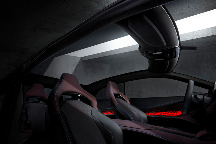 Giám đốc điều hành Dodge, Tim Kuniskis cho biết: “Charger Daytona SRT Concept tồn tại bởi vì hiệu năng ấn tượng đã làm nên tên tuổi của thương hiệu. Dodge luôn được biết đến là mẫu xe cơ bắp, hiệu năng cao và thương hiệu hiện sẽ mang DNA này vào mẫu xe BEV thông qua một mẫu Concept đã đạt được các bằng sáng chế, cải tiến và các tính năng hiệu suất thể hiện DNA của những chiếc xe cơ bắp trong tương lai".
