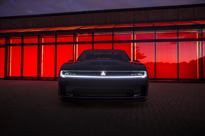 Dodge Charger Daytona SRT Concept cũng trở nên độc đáo khi được trang bị hộp số đa tốc độ eRupt mới của hãng xe với chuyển số cơ điện giúp bắt chước một số thao tác lái xe mà những người đam mê xe cơ bắp cổ điển mong muốn. Một tính năng PowerShot push-to-pass giúp tăng mã lực để tăng tốc nhanh chóng cũng đã được thiết kế cho mẫu Concept.