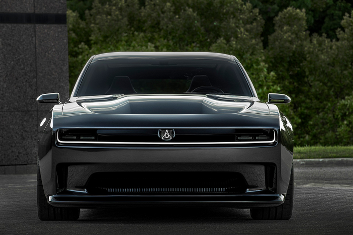 "Charger Daytona SRT Concept có thể làm được nhiều hơn là chạy trình diễn xe hơi, mẫu xe có thể chạy một phần tư dặm với tốc độ ấn tượng. nó không chỉ xác định tương lai mà Dodge đang hướng tới, mẫu xe cũng sẽ xác định lại xe cơ bắp Mỹ", ông Tim Kuniskis cho biết thêm. Mẫu xe điện Dodge Charger Daytona SRT Concept dự kiến được sản xuất với một biến thể sản xuất cho năm 2024 nhưng chưa xác nhận chính thức.