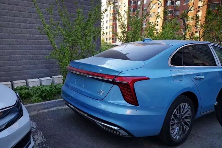 Mặc dù là một mẫu sedan hạng D nhưng đối thủ mà Hongqi H5 2022 hướng tới không phải là Toyota Camry hay Honda Accord. Thay vào đó là những mẫu sedan hạng sang như BMW 5-Series và Mercedes-Benz E-Class. Hiện mức giá xe Hongqi H5 2022 vẫn chưa công bố.