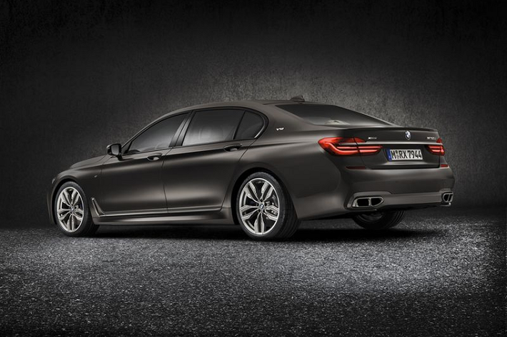 M760i The Final V12 sẽ được trang bị gói hỗ trợ lái BMW’s Driving Assistance Professional Package, gói trang bị ghế phía sau Luxury Rear Seating Package, cửa sổ trời LED Panoramic, đèn pha Adaptive LED với công nghệ Laserlight và hệ thống âm thanh cao cấp Bowers & Wilkins. Khách hàng cũng có thể lựa chọn đến 8 màu sắc nội thất với chất liệu da Merino cao cấp.