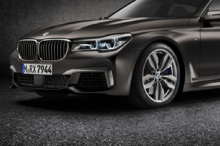 Mức giá xe BMW M760i The Final V12 có mức bán khởi điểm là 200.000 USD (khoảng hơn 4,6 tỷ đồng). Với số lượng chỉ 12 chiếc, hãng xe vùng Bavaria sẽ ưu tiên cung cấp phiên bản đặc biệt này cho các khách hàng từng sở hữu nhiều mẫu BMW động cơ V12.
