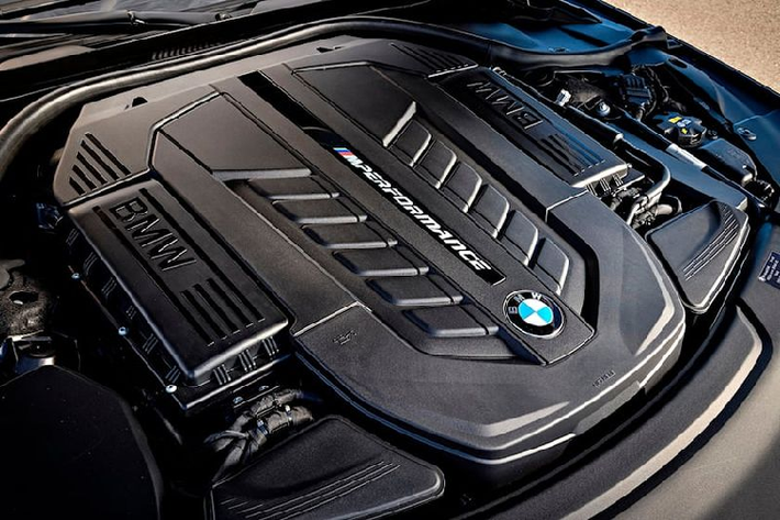 Động cơ V12 được BMW giới thiệu lần đầu vào năm 1987. Khi đó, nó chỉ có dung tích 5.0 lít, hút khí tự nhiên, trục cam đơn và công suất tối đa 295 mã lực. BMW M760Li xDrive The Final V12 sở hữu nhiều chi tiết khiến nó trở nên khác biệt với những chiếc M760i xDrive thông thường. 12 chiếc xe đặc biệt này sẽ có logo độc quyền “V12” phía sau, mâm xe kích thước 20 inch, được sơn màu xám hoặc đen bóng.