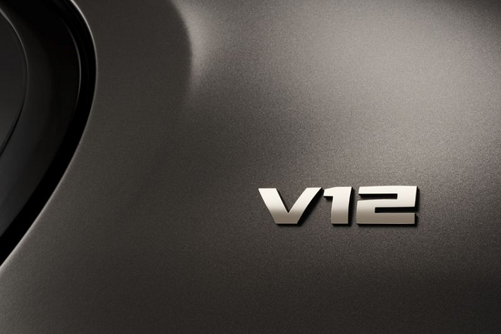 Phiên bản The Final V12 cung cấp lựa chọn 1 trong 80 màu sơn độc đáo được tạo nên bởi bộ phận cá nhân hóa BMW Individual. Bên cạnh màu sơn, chiếc BMW M760i xDrive đặc biệt được trang bị cùm phanh M Sport sơn đen hoặc xanh dương.