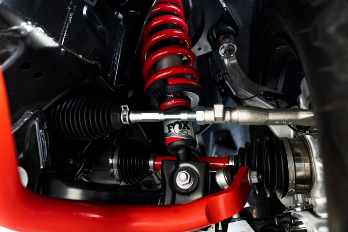 Được ra đời để phục vụ những người mê off-road, mẫu xe SUV Toyota Sequoia TRD Pro 2022 có thêm những nâng cấp đáng kể như giảm xóc FOX Internal Bypass, lò xo hiệu chỉnh, khóa vi sai cầu sau và tấm ốp gầm bằng nhôm ở đầu xe.