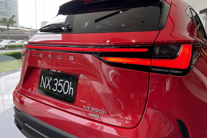 Lexus NX 350h 2022 được trang bị 17 loa Mark Levinson với 7 loa đồng trục đặt ngang nhau cùng 1 loa siêu trầm 25 cm nằm phía sau cùng 2 công nghệ tối tân là QLS và Clari-fi 2.0 tái tạo âm thanh, đem tới trải nghiệm âm thanh đỉnh cao.