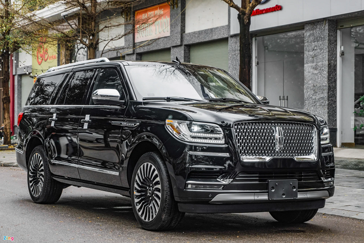 Bên cạnh các dòng xe được phân phối chính hãng như Lexus LX hay Mercedes-Benz GLS, tại Việt Nam người dùng có thể lựa chọn Lincoln Navigator hạng sang cho nhu cầu mua SUV cỡ lớn. Đây là đối thủ cạnh tranh với Cadillac Escalade, một dòng xe gầm cao nhập khẩu khác cũng được khách hàng Việt Nam quan tâm.