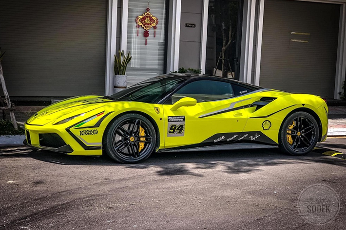 Siêu xe Ferrari 488 GTB mới thay áo và đang làm dâu ở Bạc Liêu sử dụng động cơ V8, tăng áp kép, dung tích 3.9 lít, sản sinh công suất tối đa 661 mã lực tại vòng tua máy 8.000 vòng/phút và mô-men xoắn cực đại 760 Nm tại 3.000 vòng/phút