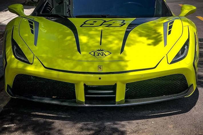 Nguyên bản của chiếc siêu xe Ferrari 488 GTB về Bạc Liêu là màu trắng nhưng nay được chủ nhân diện bộ áo với tông màu nổi, điểm nhấn chính là việc 2/3 đèn pha xe được phủ lên lớp đề-can chỉ để lộ ra chi tiết nhỏ khá sắc cạnh, phù hợp các mẫu xe đua khiến không ít người thích thú.