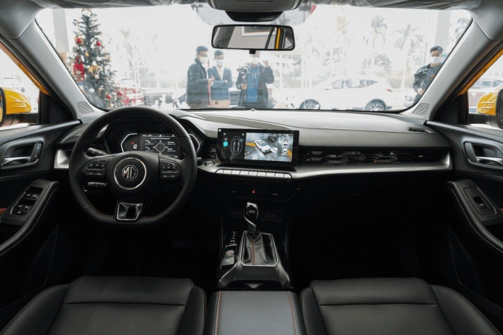 Tương tự nội thất, ngoại thất của MG5 Scorpio 2022 cũng khác biệt đáng kể so với MG5 thông thường, được thể hiện qua cản trước/sau, đèn pha, la-zăng và cánh lướt gió dưới đầu xe. Ngoài ra, xe còn được trang bị lưới tản nhiệt cỡ lớn hơn bản thường với mắt lưới đan vào nhau và sơn màu đen. Logo MG không còn nằm trên lưới tản nhiệt như bản thường mà chuyển lên trên, sát nắp ca-pô.