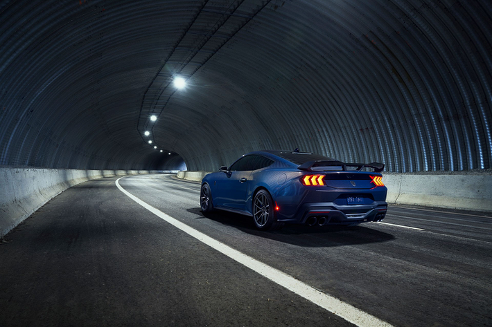 Ford đã bắt đầu sản xuất Ford Mustang Dark Horse cơ bắp cách đây 3 năm và đã trang bị cho xe khối động cơ Coyote V8 5.0 lít với các thanh kết nối từ động cơ 760 mã lực của Shelby GT500. Ford cũng đã lắp đặt cho xe van tiết lưu kép và đang hướng tới mục tiêu sản sinh công suất 500 mã lực, mặc dù số liệu cuối cùng vẫn chưa được xác nhận.