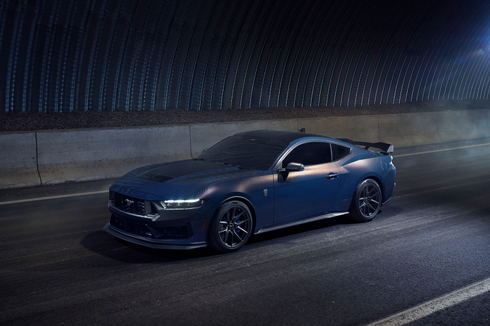 Ford Mustang Dark Horse 2024 mới là phiên bản mạnh mẽ nhất của Mustang mới và mang tên hiệu suất mới đầu tiên của thương hiệu kể từ khi Mustang Bullitt được giới thiệu vào năm 2001. Đây là chiếc Mustang có khả năng chạy đường trường tốt nhất từng được trang bị động cơ V8 5.0 lít.