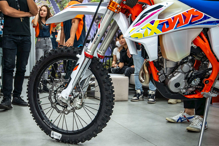 KTM 350 EXC-F Six Days tại Việt Nam được lấy cảm hứng từ giải đua Enduro nổi tiếng World Enduro Championship (WEC) và giải International Six Days Enduro - là cuộc đua xe địa hình lâu đời nhất trong hệ thống giải của Liên đoàn đua môtô Thế giới FIM. Với cấu hình 350 EXC-F chiếc xe sẵn sàng tham gia Six Days chỉ với một số thay đổi nhỏ.