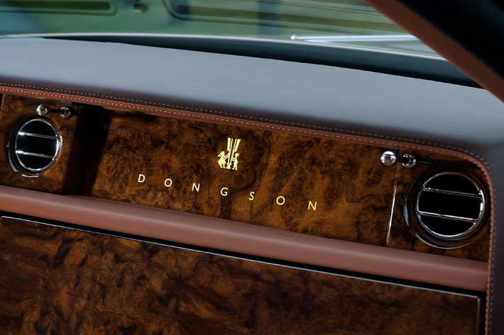 Được phát triển dựa trên một chiếc xe siêu sang Rolls-Royce Phantom Series II nhưng mẫu xe của ông Trịnh Văn Quyết vẫn có điểm nhấn riêng ở bên ngoài để người xem nhìn vào đủ biết đây là Rolls-Royce Phantom Lửa thiêng với chi tiết hình trống đồng Đông Sơn cùng với đó là hình ảnh 18 con hạc, tượng trưng cho 18 đời Vua Hùng tại Việt Nam.