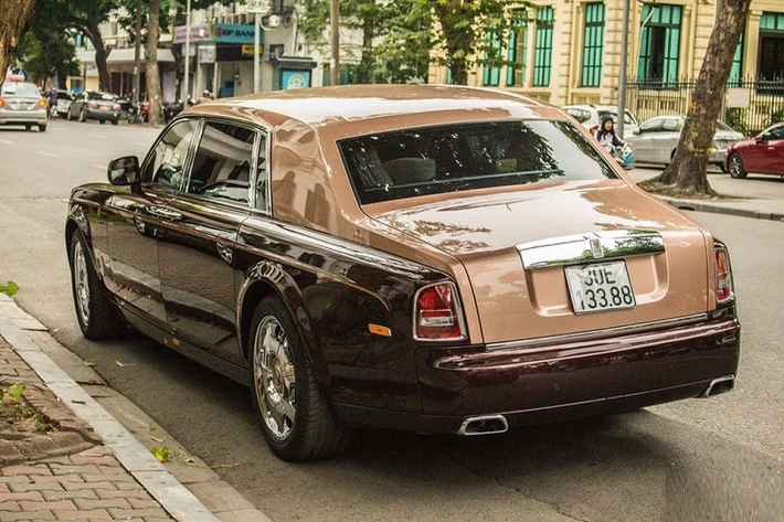 Tùy chọn tiếp theo mà ông Trịnh Văn Quyết chọn cho khoang lái xe Rolls-Royce Phantom Sacred Fire chính là vách ngăn riêng tư giữa tài xế và chủ nhân, chi tiết này được làm từ kính, có thể cảm thấy rất ưng ý với khoang lái VIP của xe Maybach 62S mà mình sở hữu nên Chủ tịch FLC đã yêu cầu hãng xe Rolls-Royce đưa chi tiết này vào trong xe Rolls-Royce Phantom Lửa thiêng.