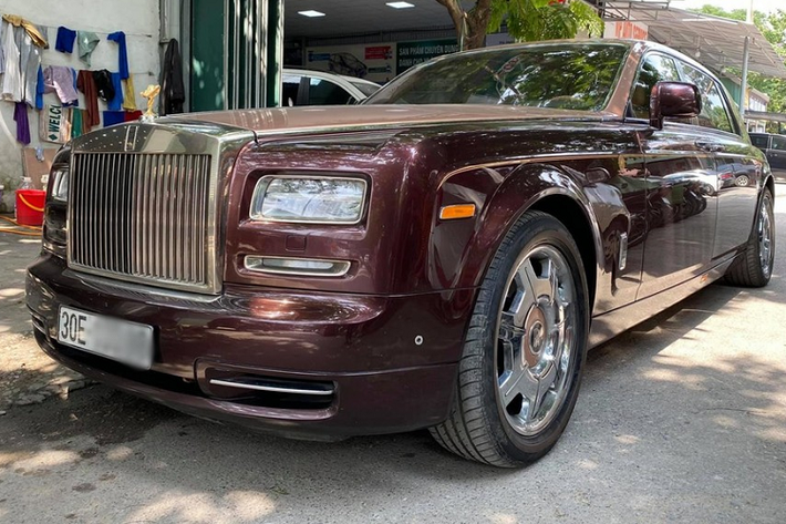 Dù là bản cá nhân hóa nhưng chiếc xe Rolls-Royce Phantom Lửa Thiêng của ông Trịnh Văn Quyết vẫn được trang bị khối động cơ V12, dung tích 6.75 lít, sản sinh công suất tối đa 453 mã lực và mô-men xoắn cực đại đạt 720 Nm. Xe mất khoảng thời gian 6,1 giây để tăng tốc lên 100 km/h từ vị trí xuất phát trước khi đạt vận tốc tối đa 250 km/h.