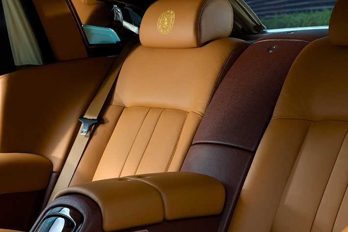 Ngoại thất chiếc xe siêu sang Rolls-Royce Phantom Lửa thiêng của đại gia Trịnh Văn Quyết gây sự chú ý với màu sơn đỏ Madeira và nửa trên được hoàn thành với tông vàng Sunrise. Màu sắc này là đặc trưng cho một số xe Rolls-Royce Phantom được cá nhân hóa trước đó.