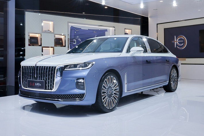 Hồng Kỳ H9+ 2022 sang trọng và dài hơn của dòng sedan cỡ trung H9 hiện đang bán tại Việt Nam. Mẫu xe này đã lần đầu tiên trình làng tại thị trường Trung Quốc vào hồi tháng 9/2020. Tuy nhiên, mãi đến giữa tháng 5/2022, giá xe Hồng Kỳ H9+ 2022 mới chính thức được công bố.