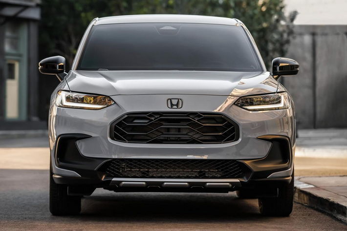 Ở thế hệ mới, Honda HR-V dành cho thị trường Mỹ sở hữu chiều dài 4.568 mm, chiều rộng 1.840 mm, chiều cao 1.610 - 1.621 mm (tùy phiên bản) và chiều dài cơ sở 2.655 mm. So với thế hệ cũ, xe dài hơn 239 mm trong khi chiều dài cơ sở tăng 45 mm, mang đến không gian nội thất rộng rãi hơn.