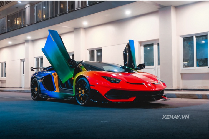 Đây chính là chiếc Lamborghini Aventador SVJ tại Việt Nam mới về cuối năm 2020 và cũng là chiếc thứ 2, ban đầu xe có ngoại thất màu vàng kèm bộ mâm đa chấu khóa trung tâm màu đen. Tuy nhiên, xe đã trải qua 2 lần "đổi áo" theo ý chủ nhân.