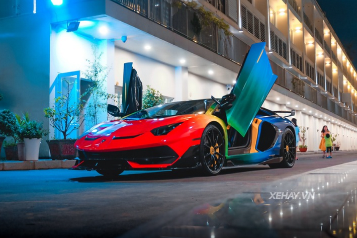 Lamborghini Aventador SVJ chỉ được sản xuất với số lượng giới hạn 963 chiếc trên toàn thế giới. Giá xe Lamborghini Aventador SVJ tại Việt Nam dự kiến dao động trong khoảng trên 2,3 triệu USD (khoảng 53 tỷ đồng), đắt gấp vài lần so với giá xe tại Mỹ (khoảng 12 tỷ đồng).
