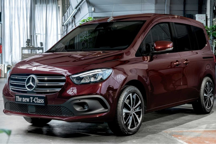 Mercedes-Benz T-Class 2023 mới sẽ có mặt tại châu Âu vào cuối năm nay với chiều dài cơ sở tiêu chuẩn, cùng 2 phiên bản trang bị là Style và Progressive. Xe chia sẻ nền tảng với mẫu MPV giá rẻ Renault Kangoo.