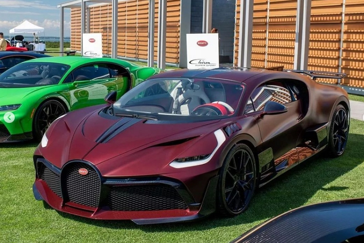 Nổi bật nhất trên siêu xe Bugatti Divo chính là lớp sơn đỏ mờ bao trùm lấy thân xe, làm nổi bật lên đường nét cơ thể đầy "hung hãn" của hypercar Pháp. Tương phản với màu sơn ngoại thất là một số chi tiết màu đỏ bóng như mép bên hông và bộ chia gió trước.