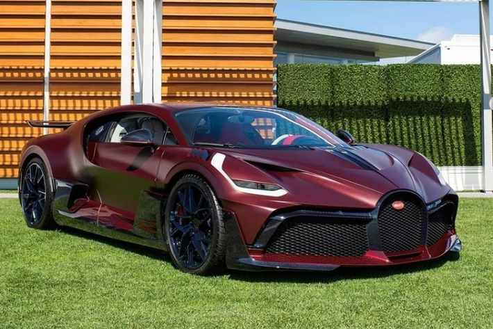 Được trưng bày tại triển lãm xe hơi The Bridge (New York, Mỹ), siêu phẩm Bugatti Divo giới hạn trong bài viết này được nhiều người đánh giá là chiếc Divo đẹp nhất trên thế giới. Chiếc xe cũng sở hữu nhiều chi tiết độc đáo thú vị.