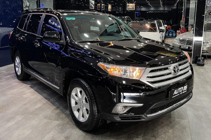 Không phải ai cũng đủ điều kiện kinh tế để chi hơn 4 tỷ đồng cho một chiếc Toyota Highlander 2022 thế hệ mới (nhập tư). Chính vì thế, nếu yêu thích dòng xe Toyota Highlander thì lựa chọn xe thế hệ cũ là một gợi ý. Đơn cử một chiếc Toyota Highlander đời 2011 đang được chào bán với giá 790 triệu đồng, tức rẻ hơn một chiếc Hyundai Tucson 2022 phiên bản tiêu chuẩn (825 triệu đồng).