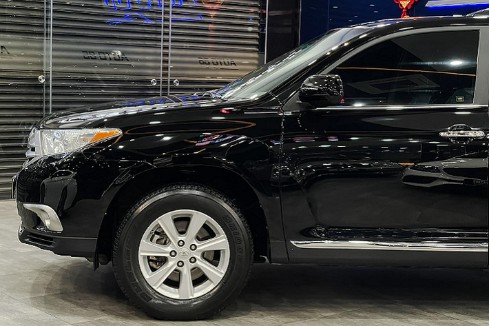 Sau hơn 10 năm sử dụng, ngoại thất Toyota Highlander đời 2011 này vẫn còn khá “keng”, không có nhiều xuống cấp qua thời gian. Ngoại thất sử dụng đèn pha Bi-halogen, “dàn chân” lắp bộ mâm đa chấu kích thước 17 inch. Mặc dù đã hơn 10 năm tuổi, nhưng ngoại thất Highlander vẫn khá bền dáng, không có cảm giác bị “lỗi thời”.