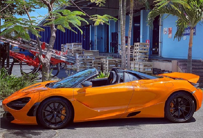 Trên trang cá nhân, Bảo Hưng đã rất hào hứng với "vợ mới" nên liên tục chia sẻ chiếc McLaren 720S lúc đậu trong garage hay lái xe trên đường. Hiện chưa rõ em trai BTV Ngọc Trinh đã bỏ ra bao nhiêu tiền để sở hữu siêu xe McLaren 720S màu cam. Chỉ biết rằng, giá xe McLaren 720S đã qua sử dụng tại dải đất hình chữ S này không dưới 16 tỷ đồng.