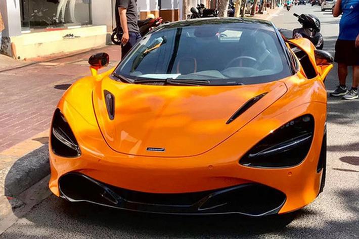 Chiếc siêu xe McLaren 720S màu cam mới được Bảo Hưng mua về trải nghiệm được cho có số đồng hồ công tơ mét ít nhất so với các mẫu xe khác nhưng chưa rõ cụ thể xe đã chạy được bao nhiêu km sau 3 năm xuất hiện tại dải đất hình chữ S này.
