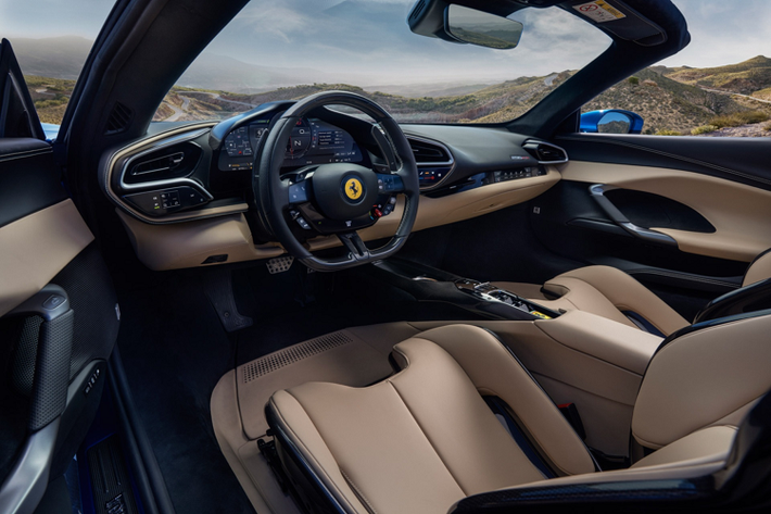 Ferrari 296 trang bị động cơ V6 654 mã lực tương tự biến thể GTB nhưng kết hợp mô-tơ điện, cho tổng công suất 819 mã lực, dẫn động cầu sau. Ferrari cung cấp cho 296 GTS gói Assetto Fiorano bổ sung các chi tiết carbon ở cửa giúp giảm trọng lượng 8kg và cản trước giúp tăng lực ép xuống mặt đường thêm 10kg.