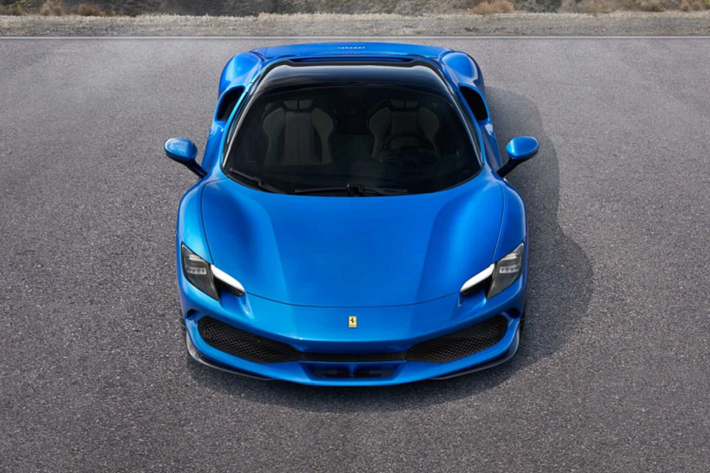 Chỉ bằng thao tác nhấn công tắc trên bảng điều khiển, mui siêu xe Ferrari 296 GTS Hybrid sẽ chia thành 2 phần và ẩn đi bên dưới nắp khoang động cơ. Cửa kính phía sau 2 ghế ngồi có khả năng điều chỉnh độ cao để giảm thiểu hiện tượng gió lùa ở tốc độ cao gây khó chịu.