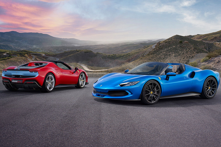Ferrari 296 GTS 2023 mới chia sẻ chung khung gầm nhôm và động cơ V6 3.0L hybrid mạnh 819 mã lực với phiên bản Coupe, nhưng được trang bị phần mui cứng có khả năng đóng mở trong 14 giây khi xe chạy dưới tốc độ 45 km/h.