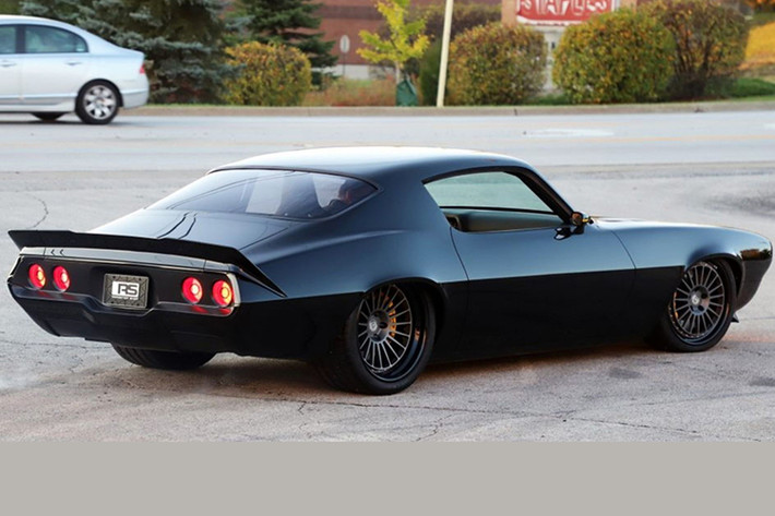 Chiếc Chevrolet Camaro "ông cụ" đã 52 tuổi này cũng được độ lại toàn diện bởi Roadster Shop, một công ty có tiếng nhờ tạo nên những chiếc xe hiệu suất cao độc nhất vô nhị cho mỗi khách hàng.