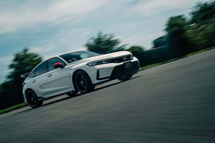 Honda Civic Type R thế hệ mới được ra mắt vào dịp đặc biệt khi dòng xe Civic chính thức bước sang tuổi 50, đồng thời cũng là cột mốc kỷ niệm 30 năm ngày thương hiệu Type R ra đời.