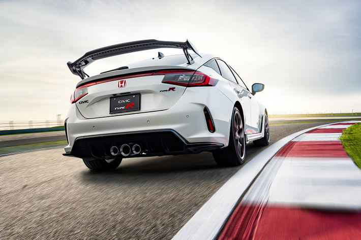 Hơn nữa, Civic Type R thế hệ mới gây ấn tượng với cánh gió có chân cánh thiết kế cách điệu nối từ nắp khoang hành lý, hoàn thiện diện mạo của chiếc xe thể thao ăn khách.