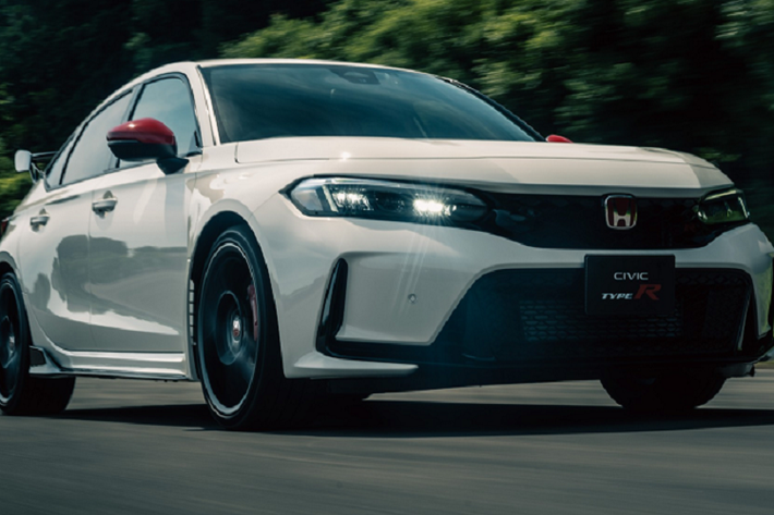 Điểm nổi bật trong gói phụ kiện Honda Civic Type R 2023 là cánh gió bằng sợi carbon mới nhẹ hơn khoảng 1 kg so với chi tiết cũ, đồng thời cũng được thiết kế lại. Chân cánh gió kim loại vẫn được giữ nguyên.