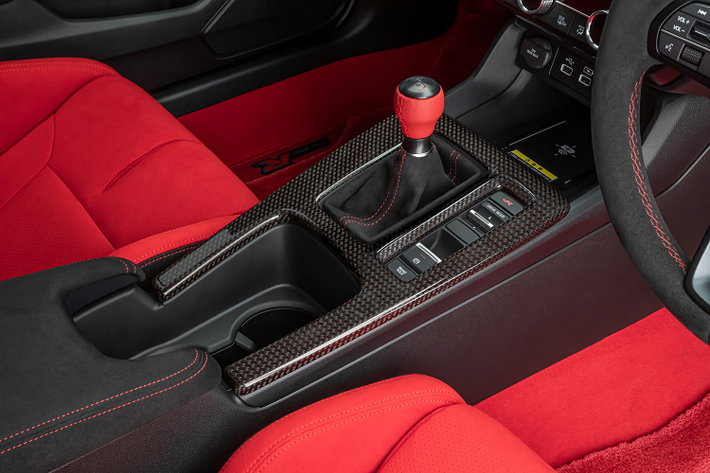 Ở phần thân xe, Civic Type R được trang bị phần líp hông nhỏ đầy tinh tế. Ngoài ra, ở cản sau, xe được trang bị bộ khuếch tán có thiết kế cầu kỳ hơn, ba ống xả được đặt ở giữa cản tạo cho xe một diện mạo thể thao ấn tượng.