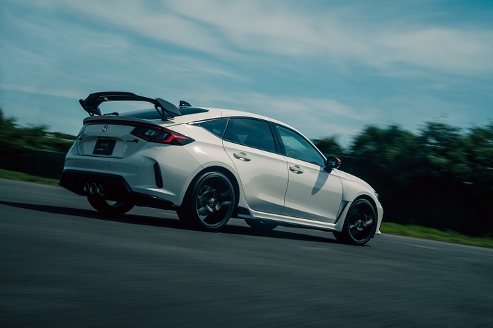 Bên cạnh đó, thương hiệu cũng đem đến cho Honda Civic Type R phụ kiện ngoại thất là bộ nắp gương màu đỏ ăn nhập với một số chi tiết màu đỏ như cùm phanh, từ đây nhằm tăng thêm phần thể thao cho diện mạo của xe.