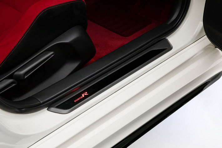 Xe cũng được trang bị thêm trình ghi dữ liệu Honda LogR hiển thị thông tin thời gian thực về các thông số vận hành của xe và được hỗ trợ bởi đồng hồ bấm giờ kỹ thuật số.