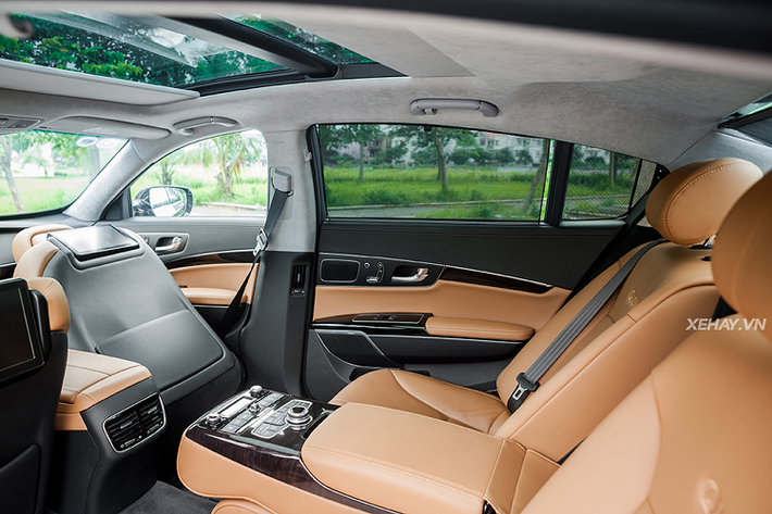 Ở bên trong cabin, Kia Quoris rộng hơn rất nhiều so với E-Class hay 5 Series, nhất là khoảng không gian dành cho hàng ghế sau, nhưng nhiều chi tiết vẫn chưa được chăm chút đúng mực. Xe được trang bị vô lăng 3 chấu được bọc da và ốp nhựa đen có thiết kế hao hao vô lăng của những chiếc Mercedes-Benz đời W221.