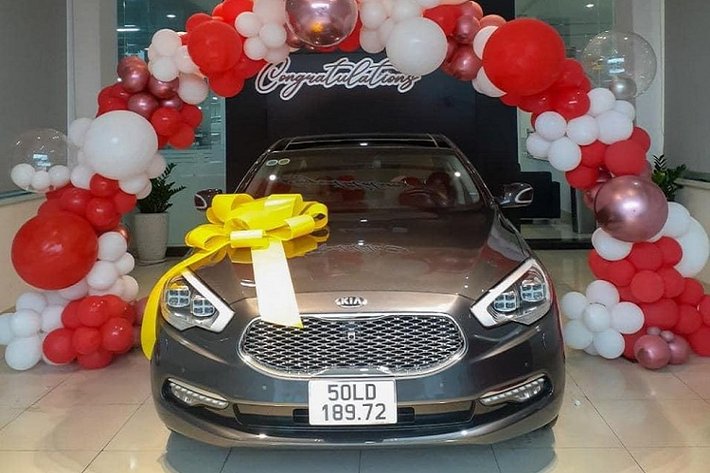 Kia Quoris, hay còn được biết đến với tên gọi K9 hay K900 tùy thị trường, được giới thiệu lần đầu tại triển lãm ô tô Los Angeles 2013. Quoris là mẫu xe đắt nhất, sang trọng nhất của KIA.