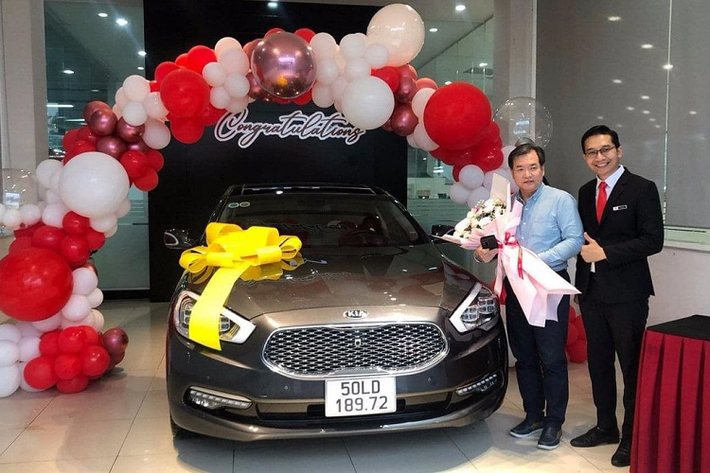 Được THACO đưa về Việt Nam từ hồi năm 2016 nhưng với giá bán khá cao lên đến 2,708 tỷ VNĐ nên mẫu xe này khó tìm được khách mua. Trên thực tế, rất ít khách hàng tại Việt Nam chấp nhận “xuống tiền” với mức giá trên cho mẫu xe sedan mang thương hiệu phổ thông KIA. Mặc dù giá bán của Kia Quoris hấp dẫn hơn nhiều so với các mẫu sedan hạng sang cỡ lớn đến từ Đức.