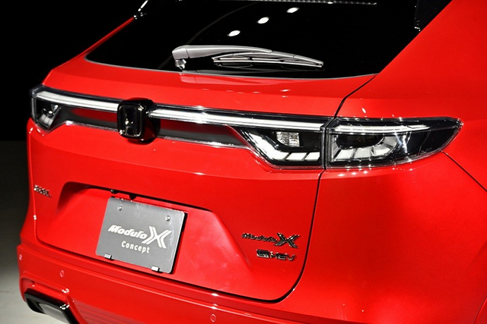 Tương tự ngoại thất, nội thất của Honda HR-V e:HEV Modulo X cũng có một số thay đổi nhẹ như ghế thể thao hơn và bệ cần số mới. Trên tựa đầu ghế trước và nút bấm khởi động máy đều có logo "Modulo X" như dấu hiệu nhận biết cho phiên bản độ chính hãng của Honda HR-V. Trong khi đó, vô lăng của xe vẫn có thiết kế như bản thường nhưng thêm chỉ màu đỏ.