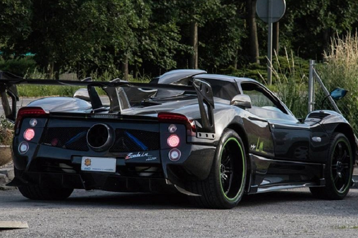 Và khi mọi chuyện đã xong, chiếc mui xe Pagani Zonda LM Roadster được lắp lại, lúc này, người xem mới thấy rõ sự khó khăn cũng như bất tiện khi sở hữu siêu xe mui trần của Pagani.